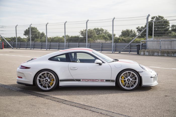 A világ legkirályabb kanyarjaira eresztett rá a Porsche 6 Elől 410, hátul 390 milliméteres karbon-kerámia féktárcsákkal előbb megáll, mint a gondolat