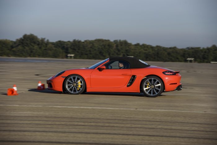 A világ legkirályabb kanyarjaira eresztett rá a Porsche 3 Itt nem volt gond, ha ropogott az ABS