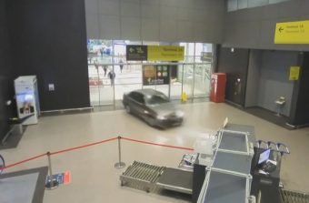 Ámokfutó Ladás tört be egy orosz reptérre, a rendőrök gyalog üldözték