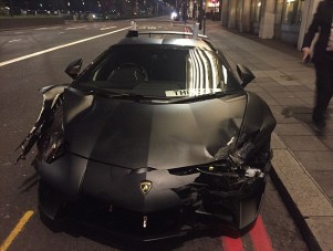 Éjszakai versenyen zúzta le a Lamborghinit