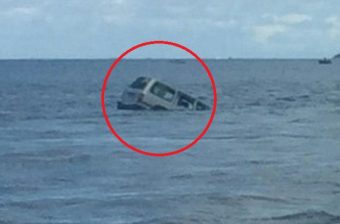 Kompról gurult a vízbe ez a terepjáró