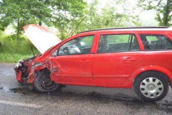 Előzni akart, két autóval ütközött az opeles