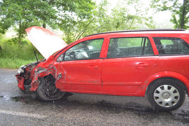 Előzni akart, két autóval ütközött az opeles