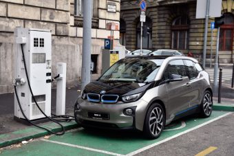 Átadták az első támogatott villanyautót itthon