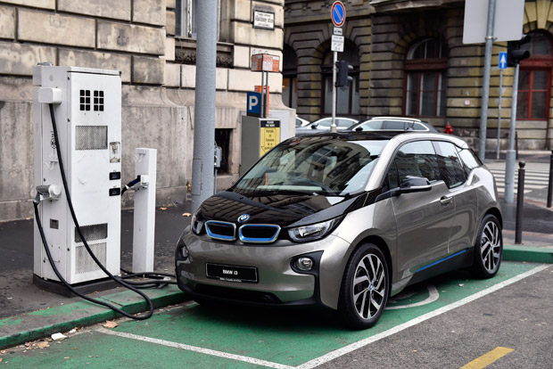 Átadták az első támogatott villanyautót itthon