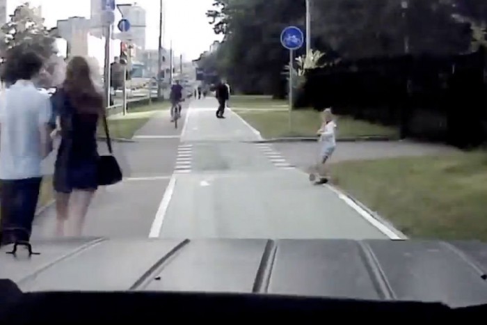 Nők és gyerekek közé hajtott a terepjáró