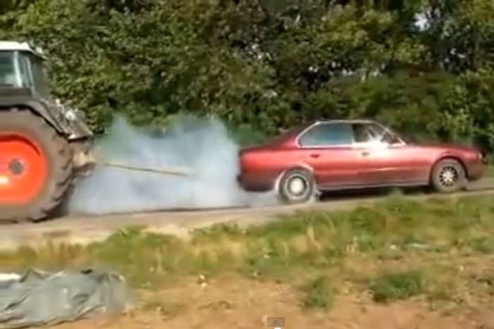 A hét videója: Traktor vs. BMW