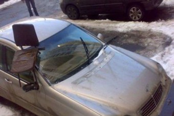 Bosszú baltával, csákánnyal és széklábbal