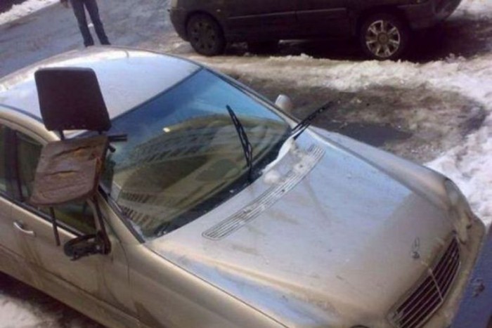 Bosszú baltával, csákánnyal és széklábbal