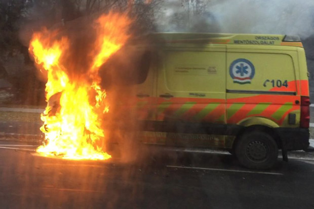 Robbant és kigyulladt egy mentőautó Budán – fotó