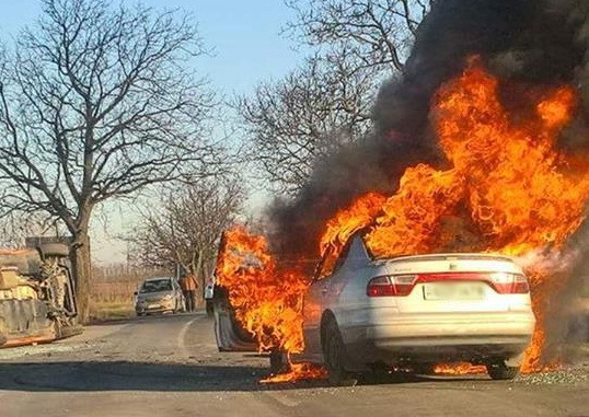 Nem állt meg a stop táblánál, kigyulladt az autója