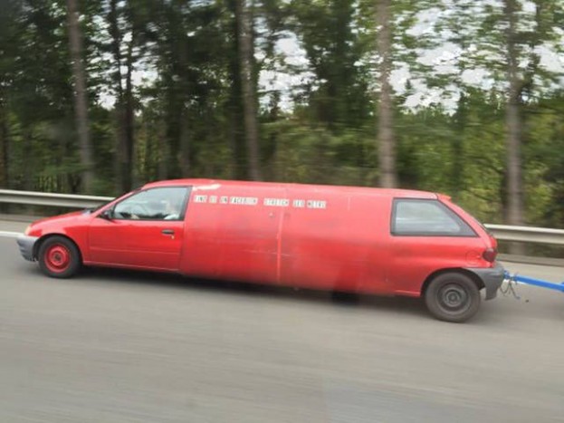 24 eszement autó a világ útjairól 17