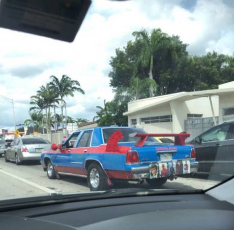 24 eszement autó a világ útjairól 15