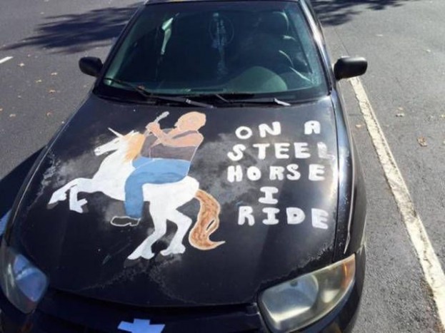 24 eszement autó a világ útjairól 13