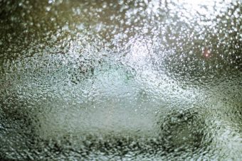 Csúszós, veszélyes utakra figyelmeztet a rendőrség