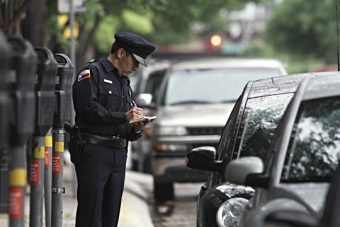 Nem tűnt fel a parkolóőröknek, hogy halott ül a kocsiban