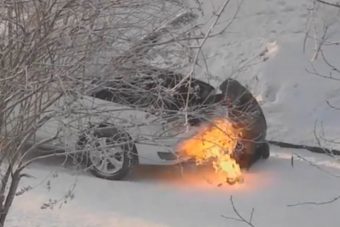 Régi módszert alkalmazott az orosz autós: alágyújtott a blokknak