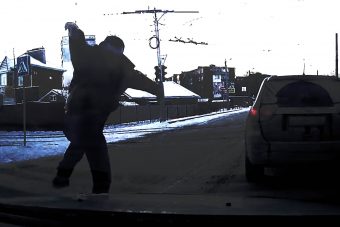 Dudaszóra változott Rambóvá egy orosz autós