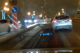 Ezért nagyon rossz ötlet villamossíneken előzni