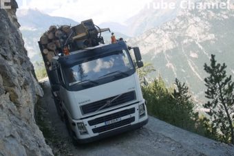 Ezt az extrém veszélyes faszállítást látva izzadni kezd a tenyered