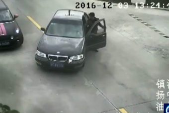 Elguruló autóval indul a videó, de várd ki a végét