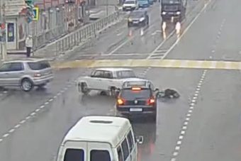 A jobb oldalon esett ki a Lada sofőrje, mert nem volt bekötve!