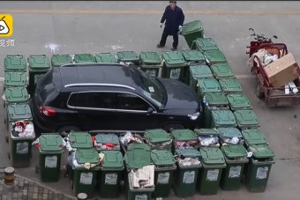 Az öreg melós 40 kukával büntette a szabálytalan autóst