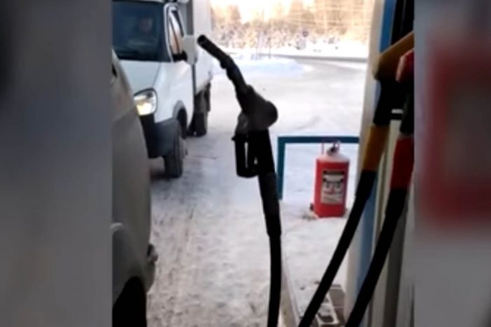 -35 fokban elképesztő dolog történt az orosz benzinkúton