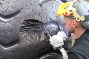 Ennyire kemény meló egy 9 milliós gumi javítása