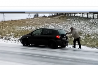 Abszurd jelenet a jeges emelkedőn, kézzel tolta felfelé a kocsit