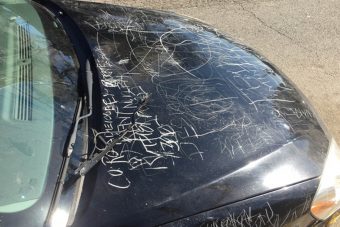 A bizarr nő hat órán keresztül rongálta válogatott módszerekkel az utcán álló autót