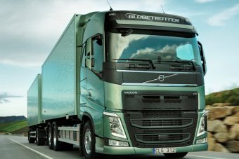 Hegyszorosban reptetett siklóernyőst a Volvo