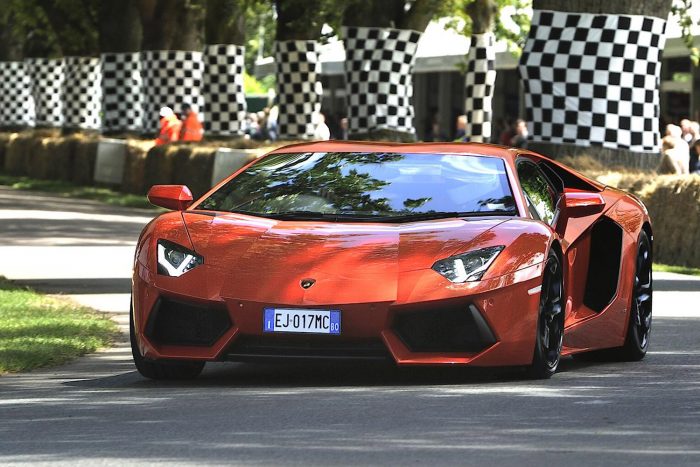 Egy hétmilliós kiegészítőt a karácsonyi telefonodhoz? 11 700 lóerős a Lamborghini Aventador LP 700-4. 350-et megy, álló helyzetből 2,9 mp alatt gyorsul 100 kilométer/órás sebességre