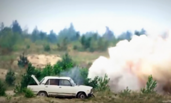 Tank tüzelt az öreg Ladára, a végeredmény hihetetlen