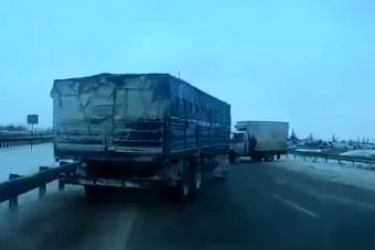 Kész csoda, amit ez a kamionsofőr művelt!