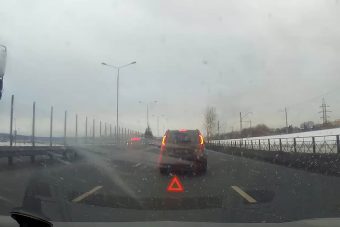 Ezért rossz ötlet megállni a háromsávos út közepén