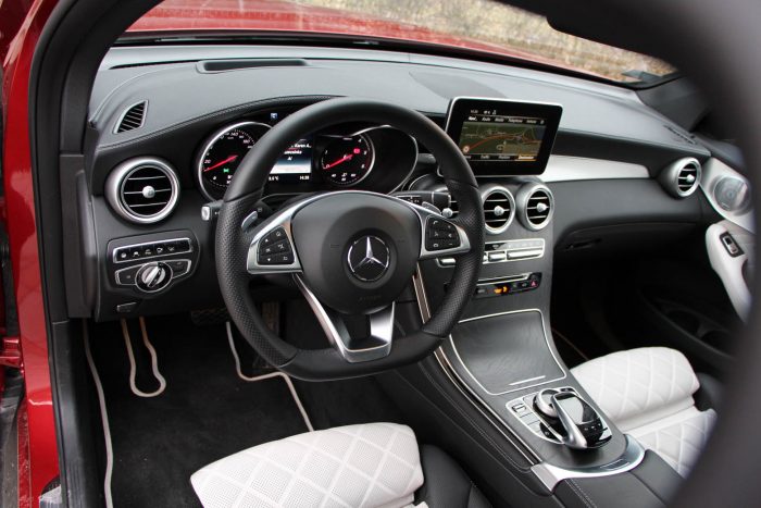 A divatterepjárók evolúciós csúcsa Mercedes-módra 67 Tökéletes minőség, és a márkára jellemző ergonómia jellemzi a kezelőszerveket