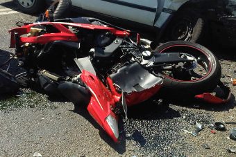 Árokba lökte az autós az előző motorost