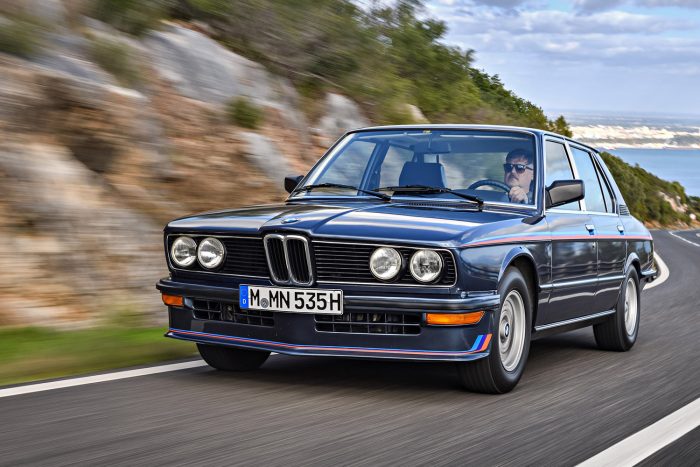 Új 5-ös BMW – Káprázat és parasztvakítás 84 218 lóerővel vezettük az M535i-t. Az E12-n még közös a két vese, a fémdíszek az E28-on váltak ketté először