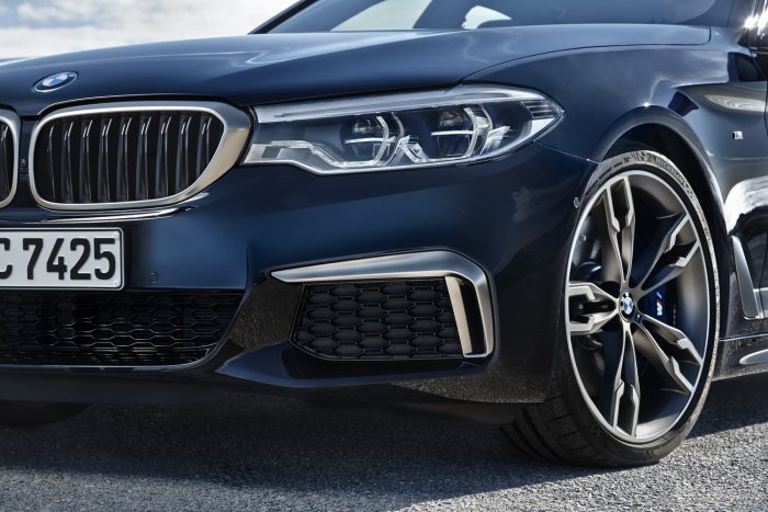 Itt az új BMW 5 átmeneti csúcsmodellje 2 Az autó 4,0 mp alatt gyorsul 100 km/órára, végsebessége korlátozott, ezt feloldó csomagról nem tesz említést a BMW – az egyébként is a valódi M modellek kiváltsága szokott lenni.