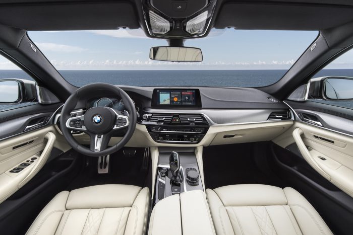 Itt az új BMW 5 átmeneti csúcsmodellje 7 A kormánymű szintén dinamikus hangolású, a Sport és Sport+ állások egyedi paramétereket kaptak.
