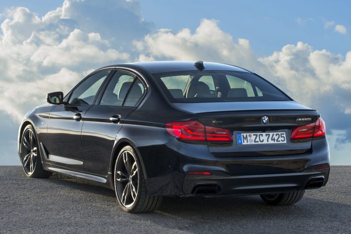 Itt az új BMW 5 átmeneti csúcsmodellje 3 A BMW M550i xDrive erőforrása már most teljesíti a 2018-ban hatályba lépő, a részecske-kibocsátás 90 százalékos mérséklését előíró EU6c károsanyag-kibocsátási normát.