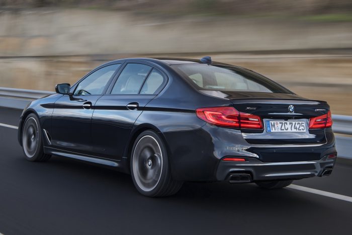 Itt az új BMW 5 átmeneti csúcsmodellje 5 Az összkerékhajtás igény szerint osztja meg a nyomatékot, de amikor csak lehet, a hátsó kerekeket favorizálja. Összkerék-kormányzás nincs.