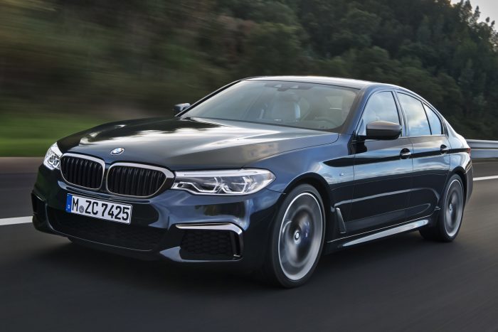Itt az új BMW 5 átmeneti csúcsmodellje 6 Az M Sport futómű 10 mm-es ültetést kapott, a 19 colos szériafelnik opcióként 20 colosra cserélhetők.