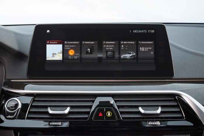 Új 5-ös BMW – Káprázat és parasztvakítás 78 Az autó Microsoft Exchange-dzsel szinkronizálja a naptárat és az online közlekedési adatok alapján szól, hogy induljunk, ha pontosan el kívánunk jutni a megbeszélés helyére. Ha késnénk, a kocsi értesítheti a többieket a várható érkezési időről