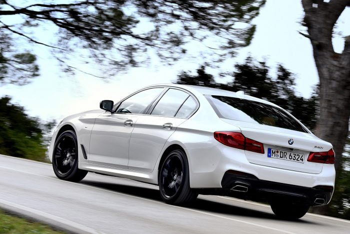 Új 5-ös BMW – Káprázat és parasztvakítás 89 Listaáron 910 000 forinttal lejjebb indul az új E-osztály ára, de nem 190, hanem 150 lóerős dízelmotorral. A többi modell ára nagyon közel van egymáshoz