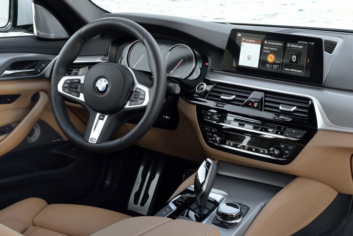 Új 5-ös BMW – Káprázat és parasztvakítás 81 Sokkal jobban néz a karcsú sportkormány az eddiginél. Az irányíthatóság pontos, jók a kormányerők a villanymotoros rásegítéssel
