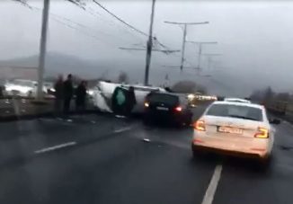 Felborult egy autó az Árpád hídon – videó