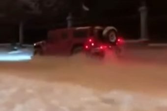 Aki elég pofátlan, így kerülhet dugót egy Hummerrel