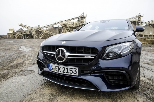 Üdvözöl a pokol 6 Végsebessége 250 km/óra, azonban a Driver's Package csomag bepipálása az extra listán 300 km/órára emeli a csúcssebességet.